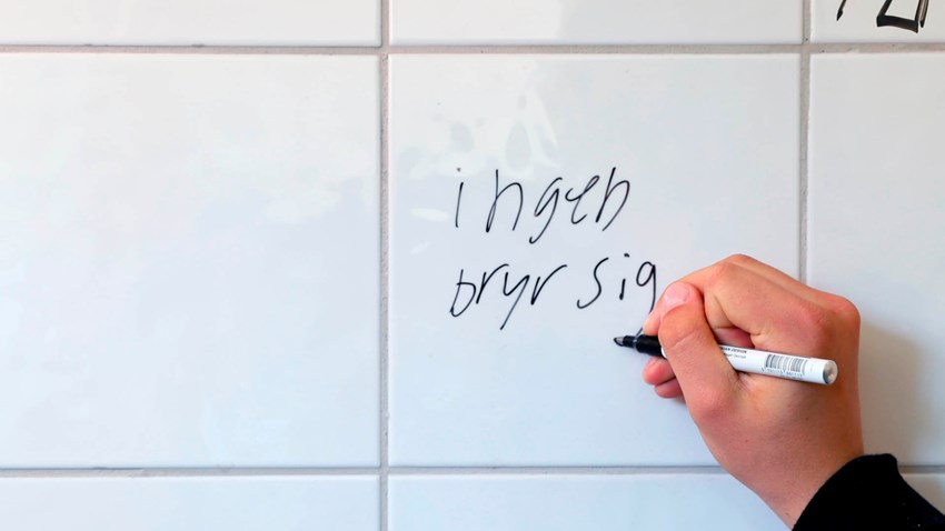 "Ingen bryr sig" skrivet på en kakelvägg