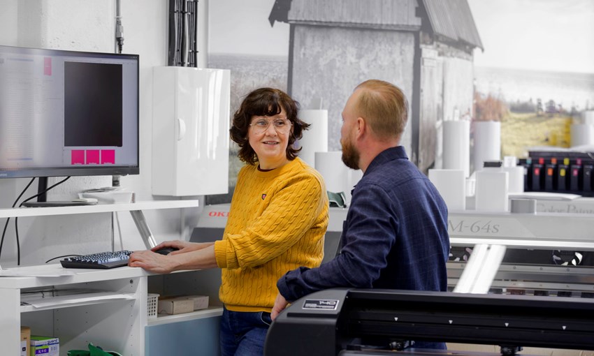 En man och en kvinna talar i ett storkök