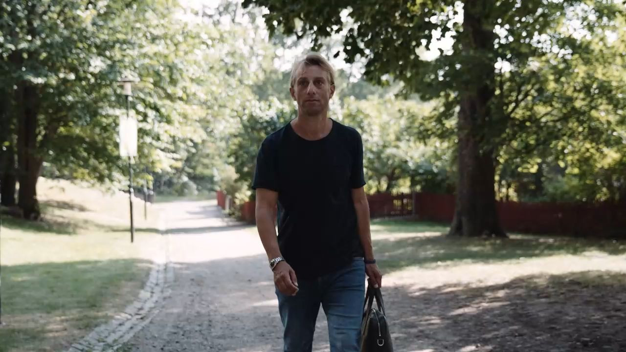 Anders Hansen går i en park