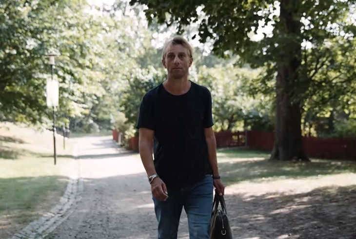 Anders Hansen går i en park