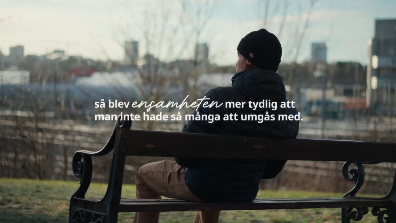 En unga man på en parkbänk och texten "och så blev ensamheten mer tydlig 